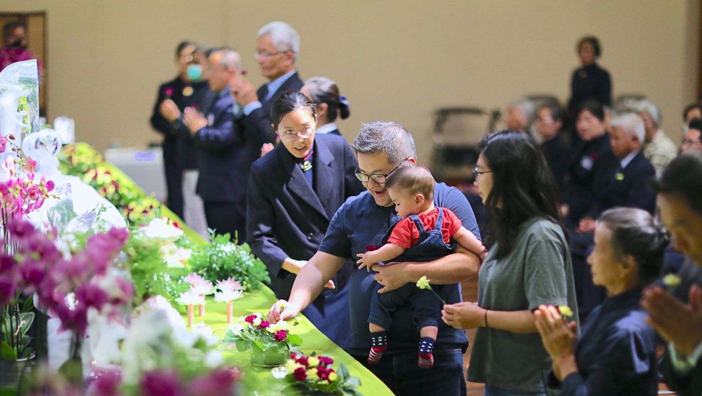 Generations gather in unity at Tzu Chi USA's Northwest Region Office as volunteers guide the ceremony. Photo/Steven Chiu