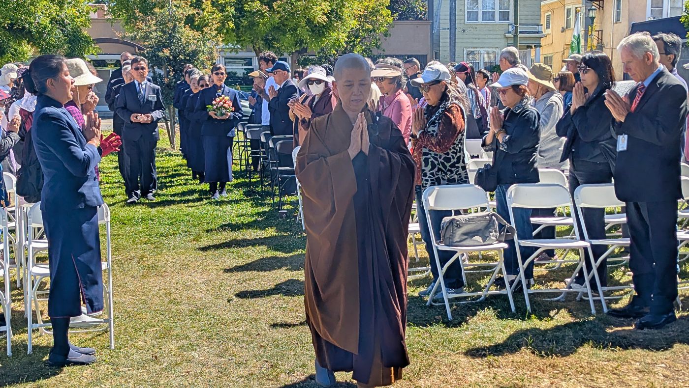 Faith leaders and local community members join hearts under the spring sun at Tzu Chi USA’s triple celebration in Oakland, California. Photo/Tzu Chi USA Oakland Service Center