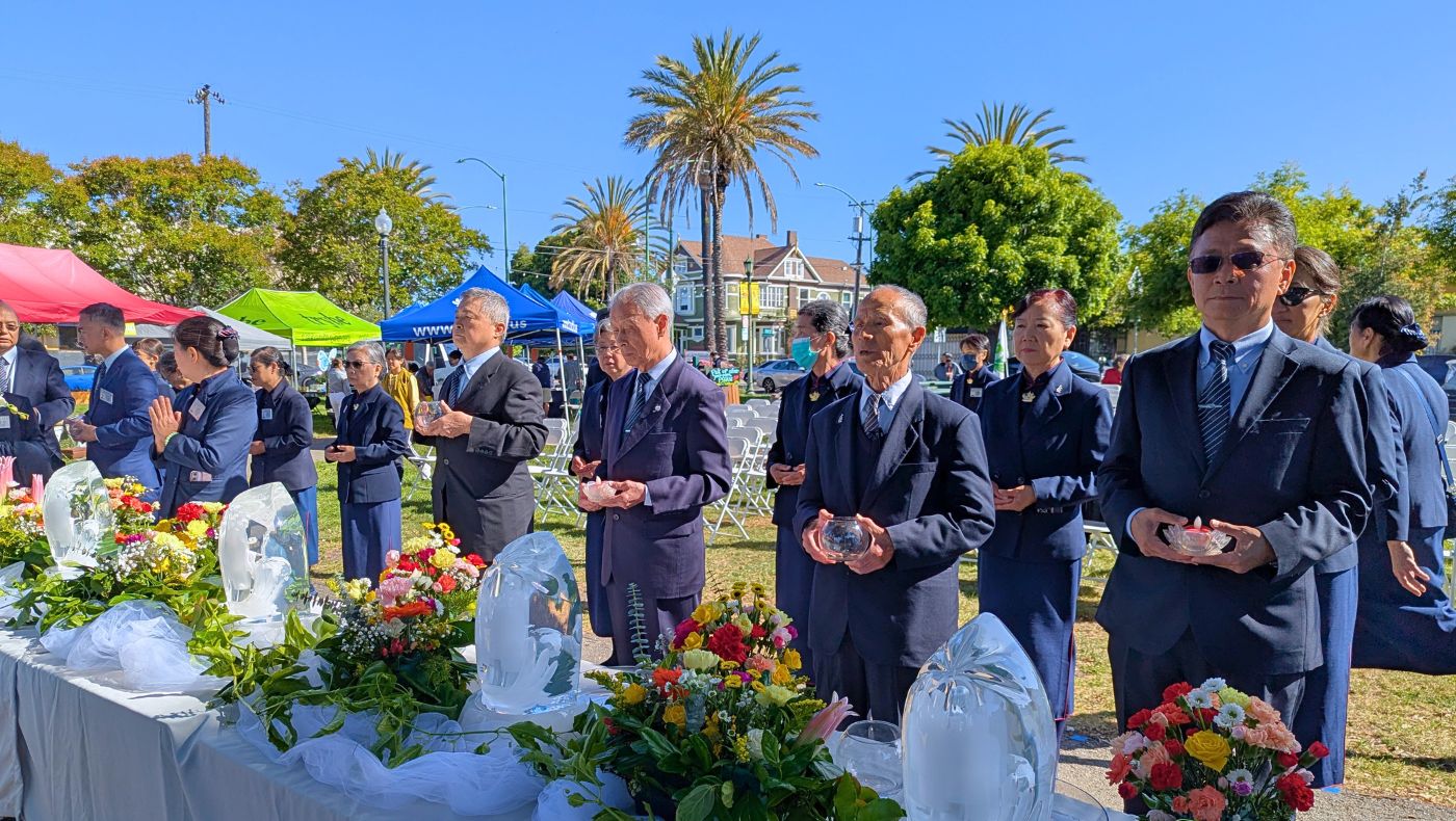 Volunteers share in an atmosphere centered upon gratitude, compassion, and peace during the outdoor Buddha Day Ceremony in Oakland, California. Photo/Tzu Chi USA Oakland Service Center