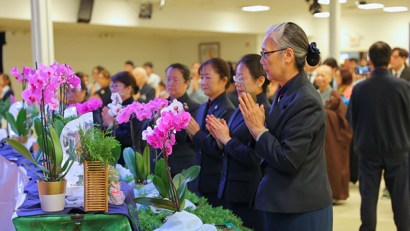 Family members, Tzu Chi volunteers, and Dharma Masters approach altars with sincere aspirations for peace. Photo/Phil Chen