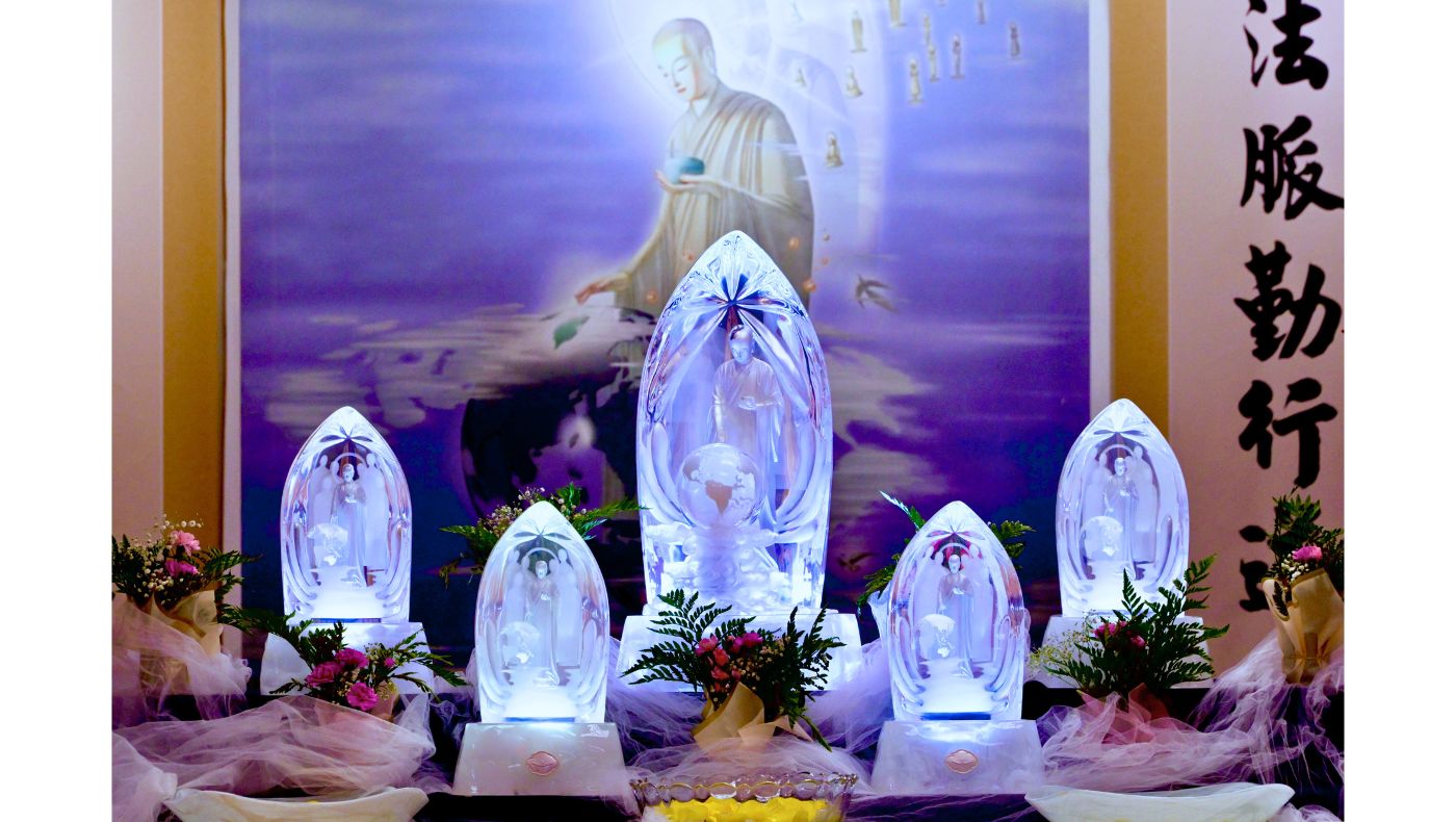 Before the shining altars, inner burdens, fear, distraction, and sorrow are washed away. Photo/Tzu Chi USA Las Vegas Service Center