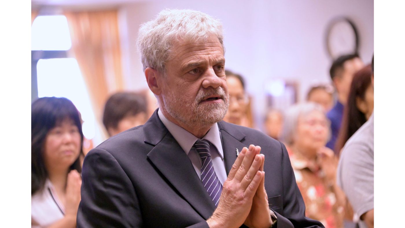 Volunteer Douglas Aaron offers sincere prayers at Tzu Chi USA Las Vegas Service Center’s Buddha Day Ceremony. Photo/Tzu Chi USA Las Vegas Service Center