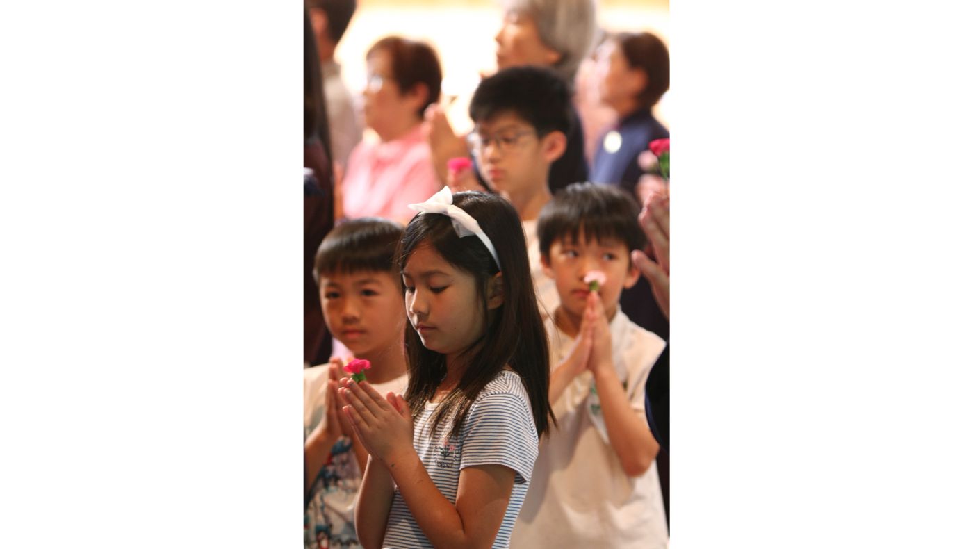 Throughout the day, long-time participants greet old friends as youths observe the tradition beside parents and grandparents. Photo/Benny Cheng