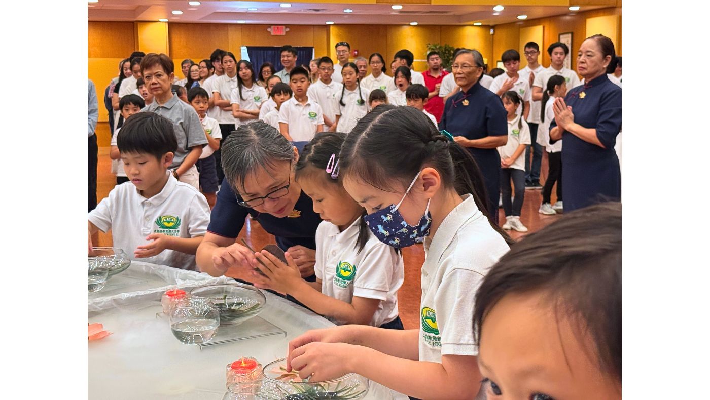 Tzu Chi volunteers in Houston, Texas, guide youngsters attending the Buddha Day Ceremony for the very first time. Photo/Jean W. Hsu