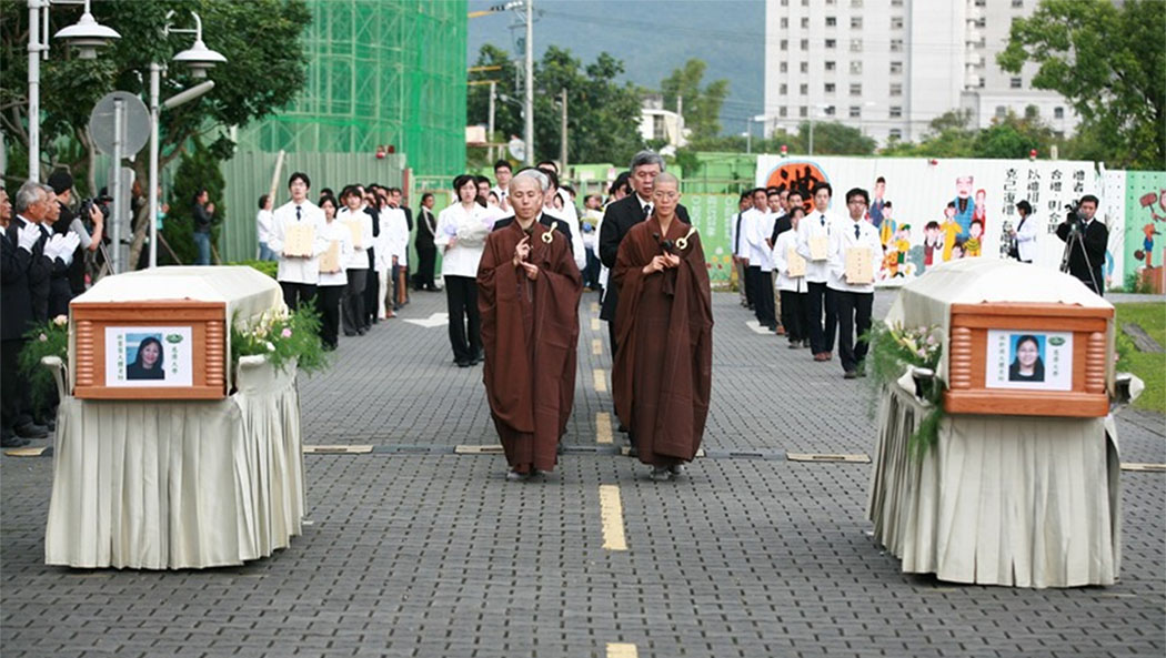 A Tzu Chi “Silent Mentors” ceremony honors whole-body donors who become teachers for medical students and physicians. Presentation Slide/Julia Huang